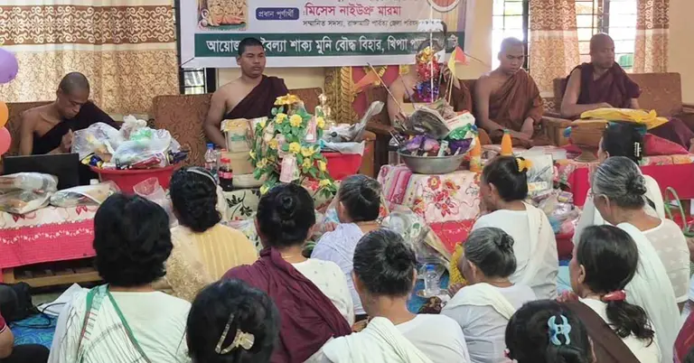রাঙামাটির খিপ্যাপাড়া এলাকার বৈল্যা শাক্যমুনি বৌদ্ধ বিহারে ভক্ত ও অনুসারীরা